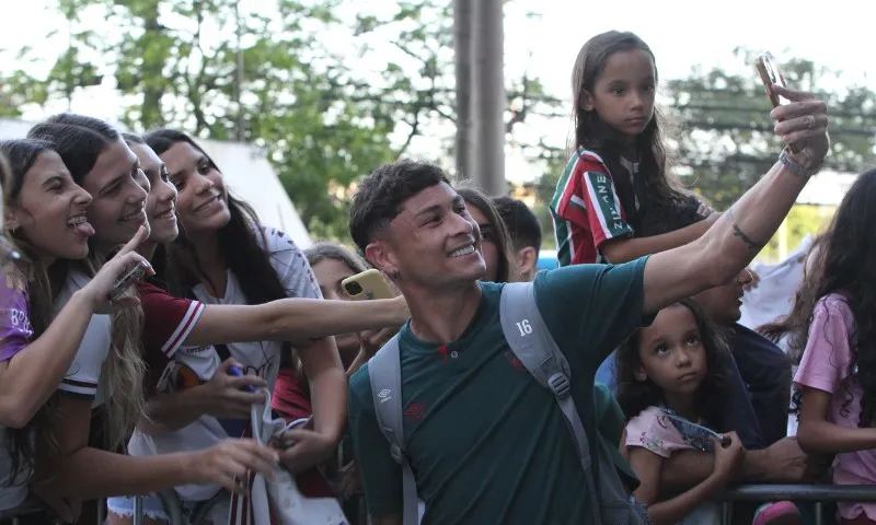 Imagem ilustrativa da imagem Confira a festa da torcida do Fluminense na chegada da equipe ao ES