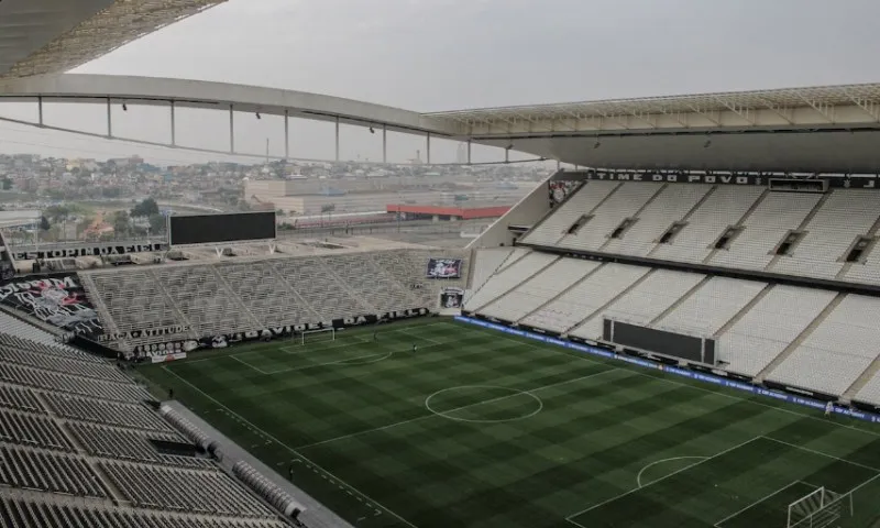 Imagem ilustrativa da imagem Contrato proíbe Corinthians de falar se torcida do Santos depredou Arena