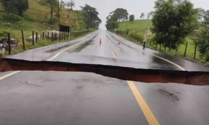 Imagem ilustrativa da imagem Cratera se abre em rodovia e “engole” carros em Bom Jesus do Norte