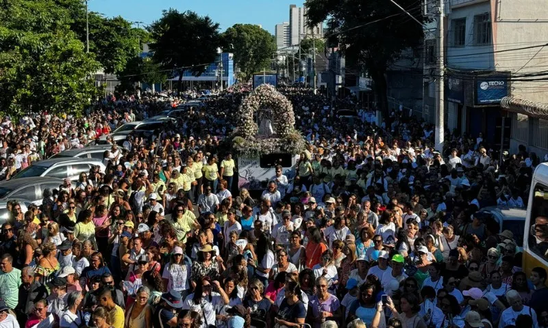 Imagem ilustrativa da imagem FOTOS | Mulheres lotam ruas de Vila Velha em romaria na Festa da Penha