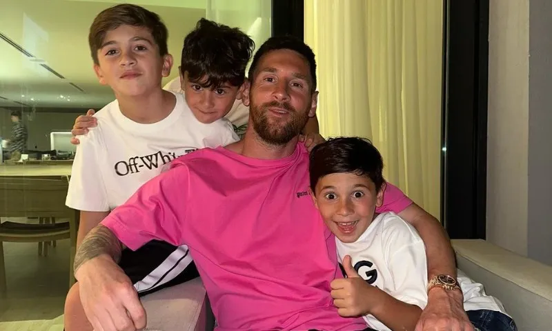 Imagem ilustrativa da imagem Filho de Lionel Messi viraliza ao marcar cinco gols na base do Inter Miami