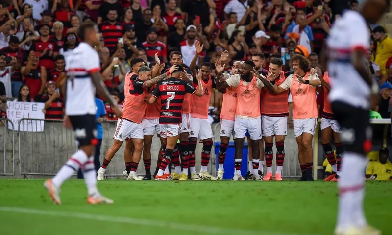 Imagem ilustrativa da imagem Flamengo vence São Paulo no Maracanã e assume liderança do Brasileiro