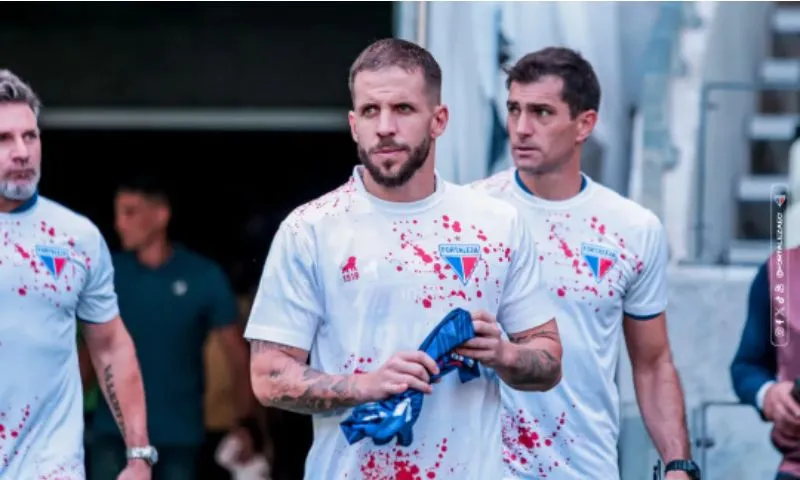 Imagem ilustrativa da imagem Fortaleza lança camisa com manchas de sangue para lembrar atentado a ônibus