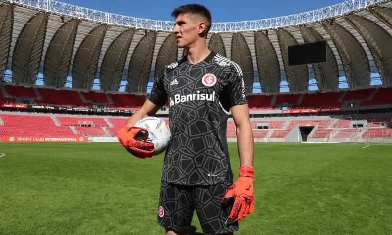 Imagem ilustrativa da imagem Goleiro do Inter ajuda a servir almoço para vítimas de enchentes no RS