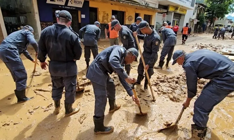 Imagem ilustrativa da imagem Governador envia 240 alunos soldado para ajudar na limpeza de Mimoso do Sul