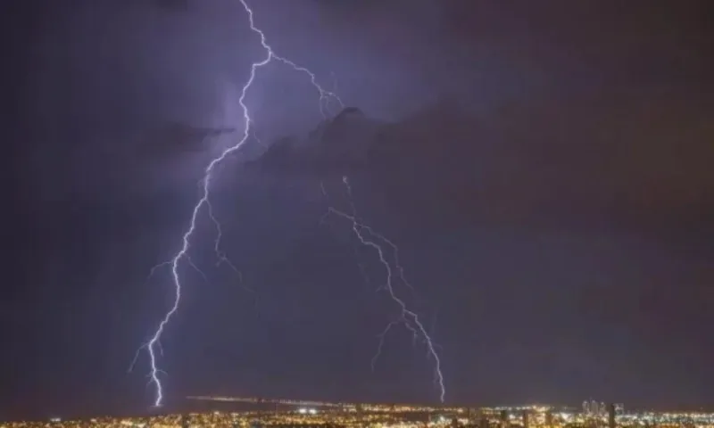 Imagem ilustrativa da imagem Homem é morto por raio no RJ, e aulas são suspensas por causa da chuva