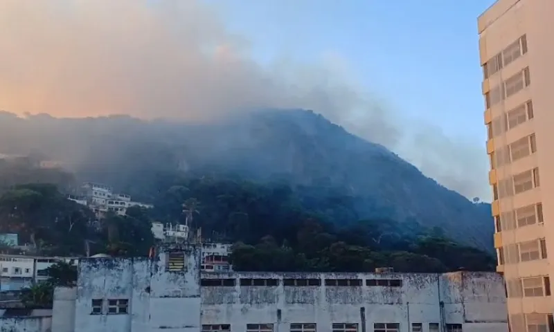 Imagem ilustrativa da imagem Incêndio provoca nuvem de fumaça no centro de Vitória