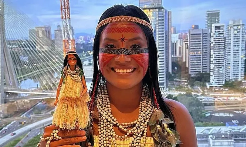 Imagem ilustrativa da imagem Indígena brasileira vira Barbie nos 65 anos da boneca
