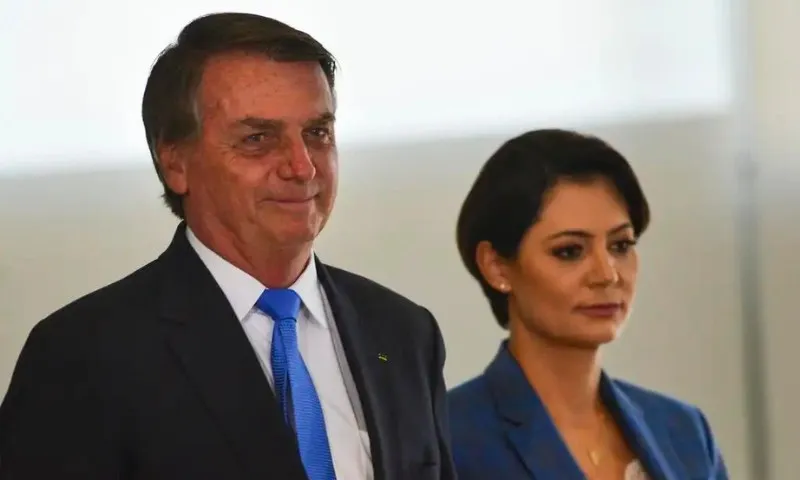 Imagem ilustrativa da imagem Justiça nega pedido de indenização de Bolsonaro contra Lula por móveis no Alvorada