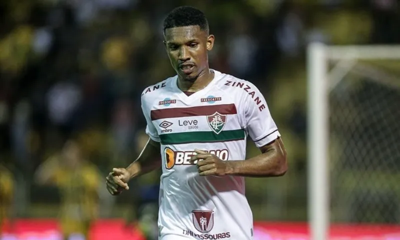 Imagem ilustrativa da imagem Lelê rompe ligamento do joelho e pode não jogar mais pelo Fluminense na temporada