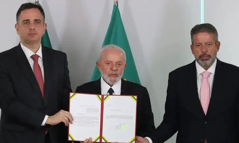 Imagem ilustrativa da imagem Lula anuncia com Pacheco e Lira decreto para facilitar envio de recursos ao RS