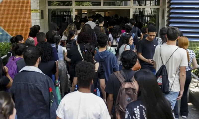 Imagem ilustrativa da imagem Lula entrega primeiros cartões do Pé-de-Meia a estudantes; veja calendário