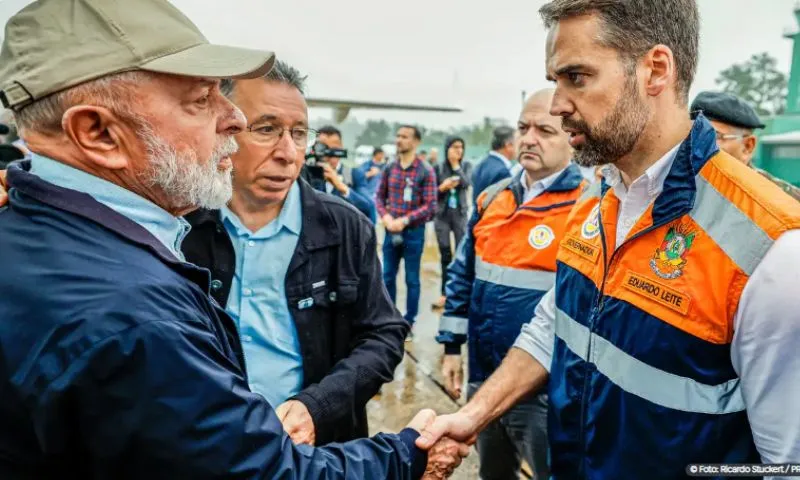 Imagem ilustrativa da imagem Lula garante recursos ao RS e anuncia lançamento de PAC voltado a encostas