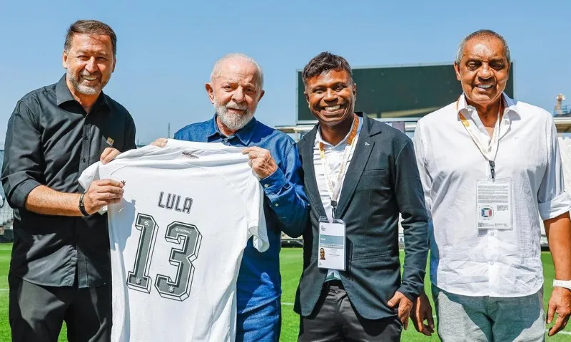 Imagem ilustrativa da imagem Lula visita campo da Neo Química Arena no Dia do Trabalho