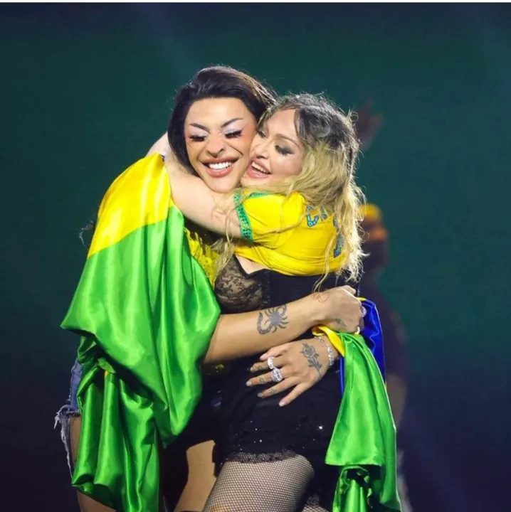 Imagem ilustrativa da imagem Madonna encanta com homenagens, Anitta e Pabllo no palco