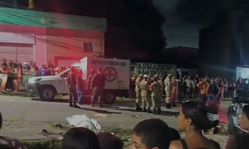 Imagem ilustrativa da imagem Micro-ônibus atinge mais de 30 pessoas em procissão e deixa 5 mortos