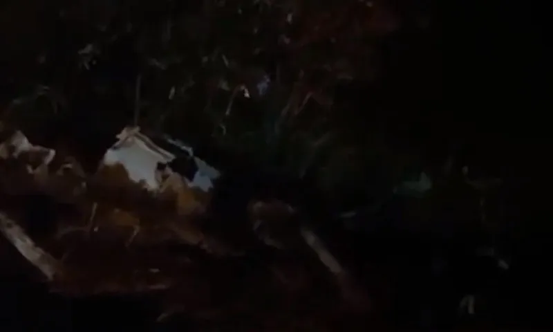 Imagem ilustrativa da imagem Motorista morre após carro cair em precipício e capotar em Colatina
