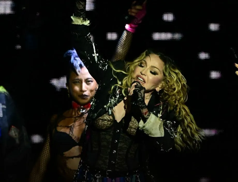 Imagem ilustrativa da imagem Madonna acena e manda beijos para fãs ao se despedir, no Copacabana Palace