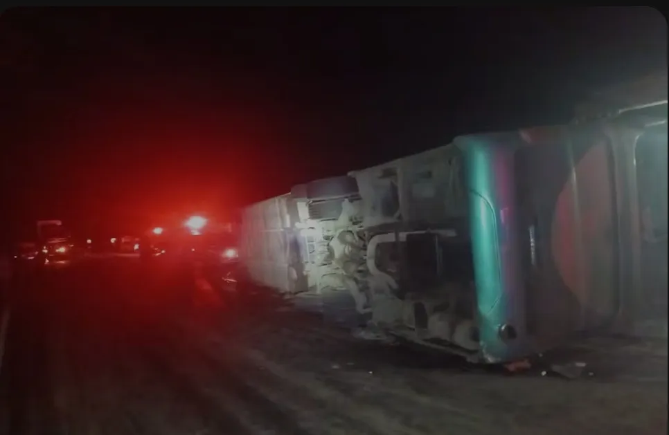 Imagem ilustrativa da imagem Ônibus que ia de Caruaru para São Paulo tomba na estrada e deixa quatro mortos