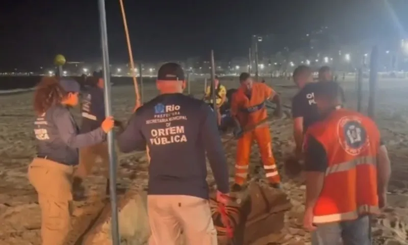 Imagem ilustrativa da imagem Operação acha facas enterradas nas areias de Copacabana antes de show de Madonna