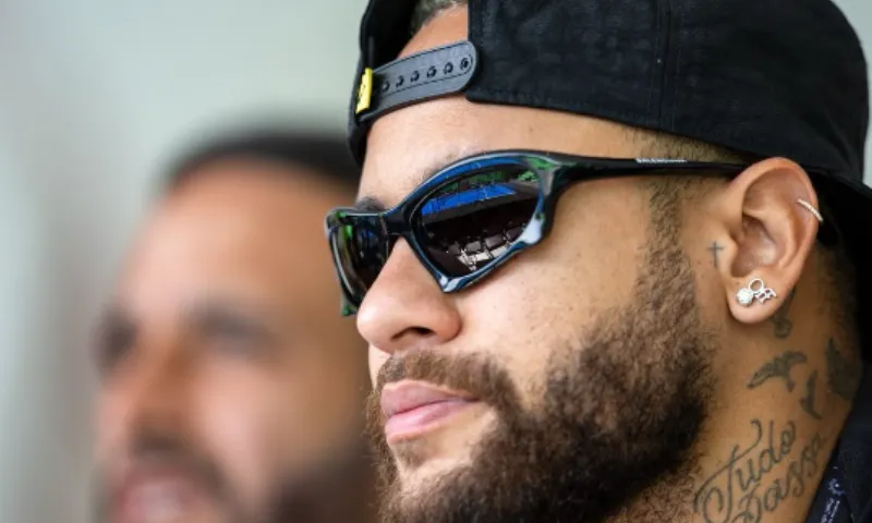 Imagem ilustrativa da imagem Pai de Neymar sobre Daniel Alves: 'Para minha família, o assunto terminou'