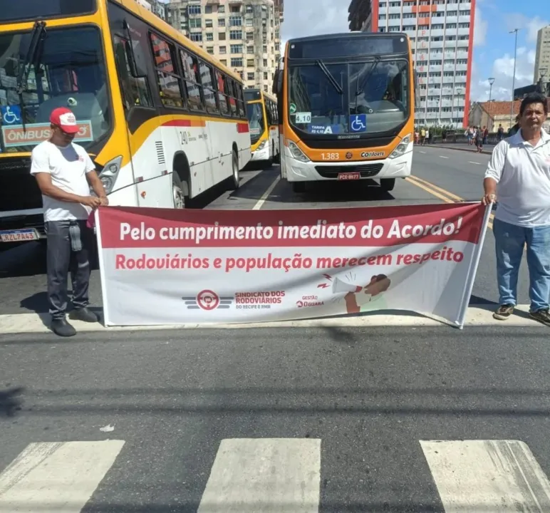 Imagem ilustrativa da imagem Paralisação de ônibus no centro do Recife. Motoristas reclamam atraso nos salários
