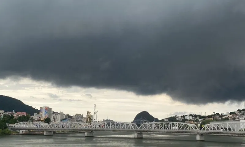 Imagem ilustrativa da imagem Passagem de frente fria provoca chuva e diminui temperatura no ES no fim de semana