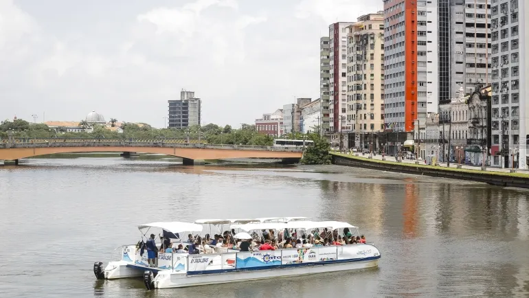 Imagem ilustrativa da imagem Passeios de Catamarã, de bicicleta e a pé com guia. Tudo de graça