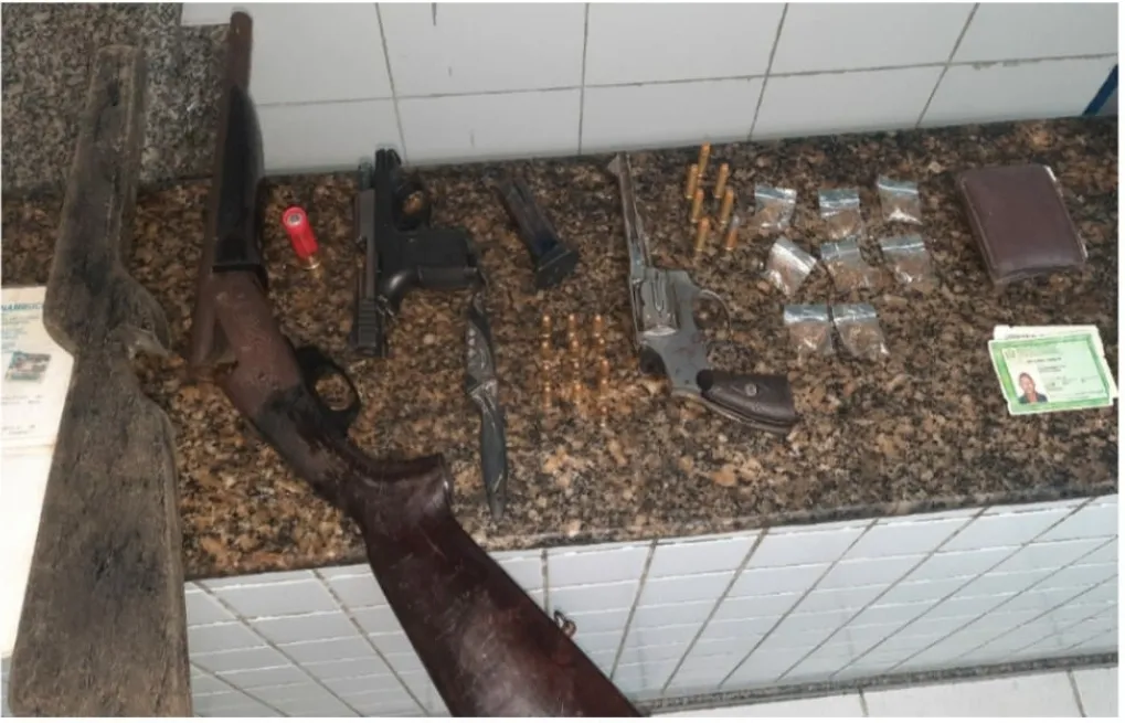 Imagem ilustrativa da imagem Polícia captura trio com armas e drogas em Brasília Teimosa