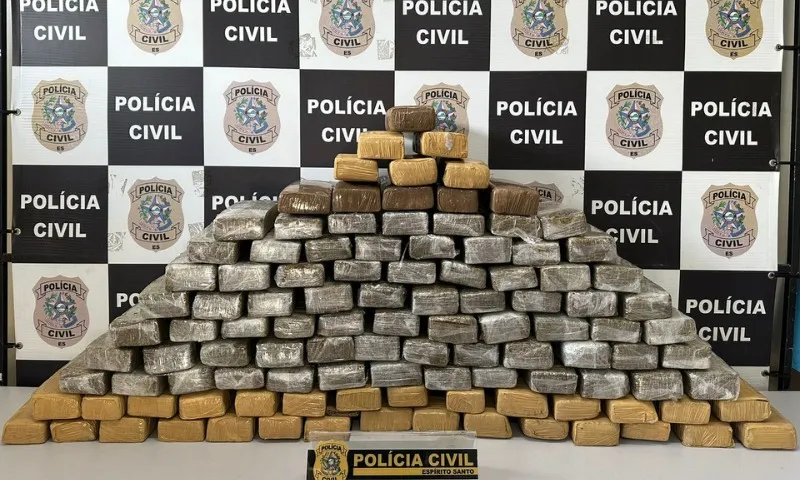 Imagem ilustrativa da imagem Polícia descobre depósito de drogas e apreende 100 quilos de maconha na Serra