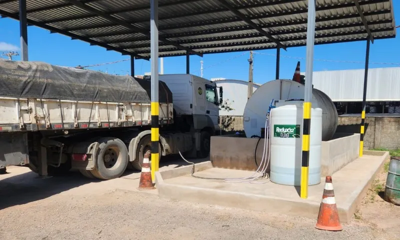 Imagem ilustrativa da imagem Polícia encontra posto de gasolina clandestino dentro de oficina em Viana