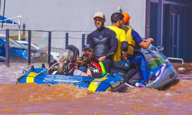 Imagem ilustrativa da imagem Porto Alegre esvazia hospital alagado e resgastes são feitos até em jet ski