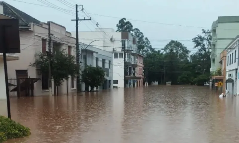 Imagem ilustrativa da imagem Prefeito no RS pede ajuda para resgatar 15 soterrados: 'Destruiu o município'