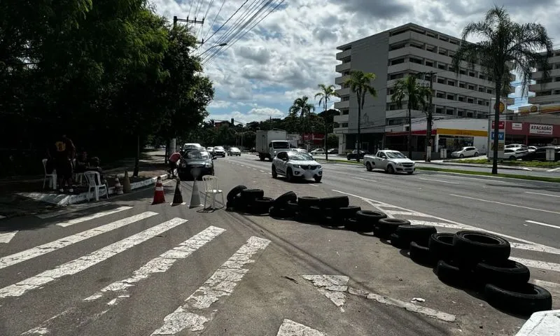 Imagem ilustrativa da imagem Professores liberam entrada, mas estudantes bloqueiam portões da Ufes