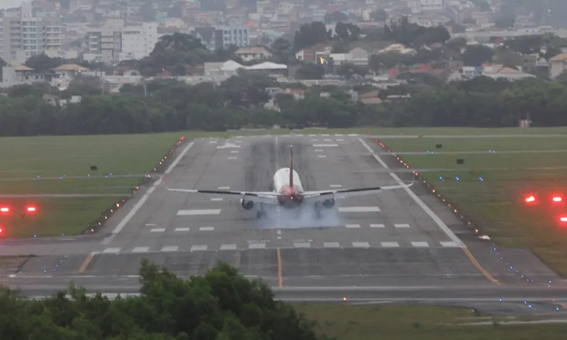 Imagem ilustrativa da imagem Programa do Governo promete passagens aéreas a R$ 200 para 100 mil no ES