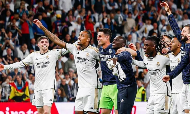 Imagem ilustrativa da imagem Real Madrid bate Barcelona de virada, com gol polêmico e fica perto do título