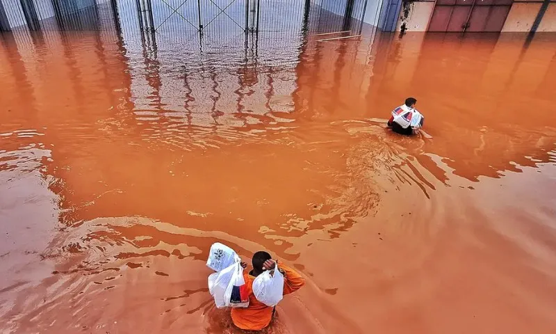 Imagem ilustrativa da imagem Famílias afetadas por enchentes no RS vão receber R$ 2 mil de doações via Pix