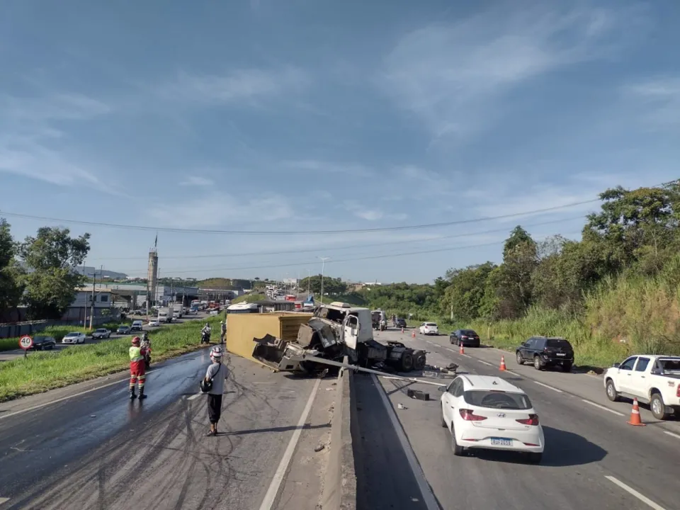 Imagem ilustrativa da imagem Rodovia do Contorno segue parcialmente interditada quatro horas depois de acidente