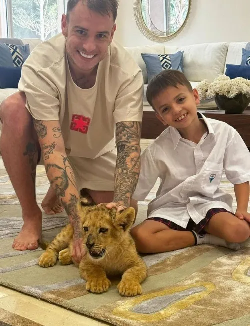 Imagem ilustrativa da imagem Róger Guedes leva leão para brincar com filho, mas nega compra de animal