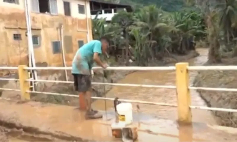 Imagem ilustrativa da imagem Sem água potável, moradores usam água do rio para limpar lojas em Mimoso do Sul