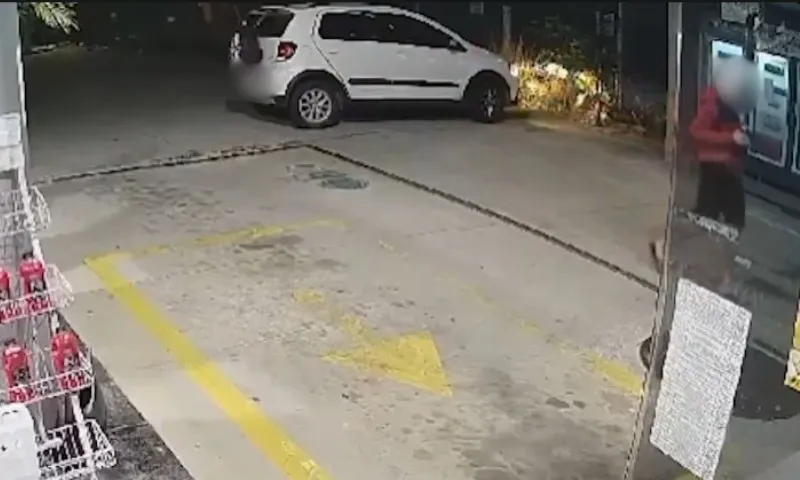 Imagem ilustrativa da imagem Suspeito ameaça clientes e rouba carro em posto de combustível na Serra
