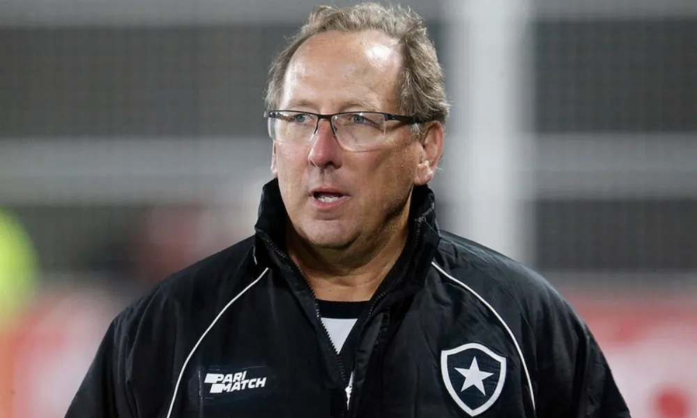 Imagem ilustrativa da imagem John Textor ‘repete’ Botafogo com título inédito para o Crystal Palace