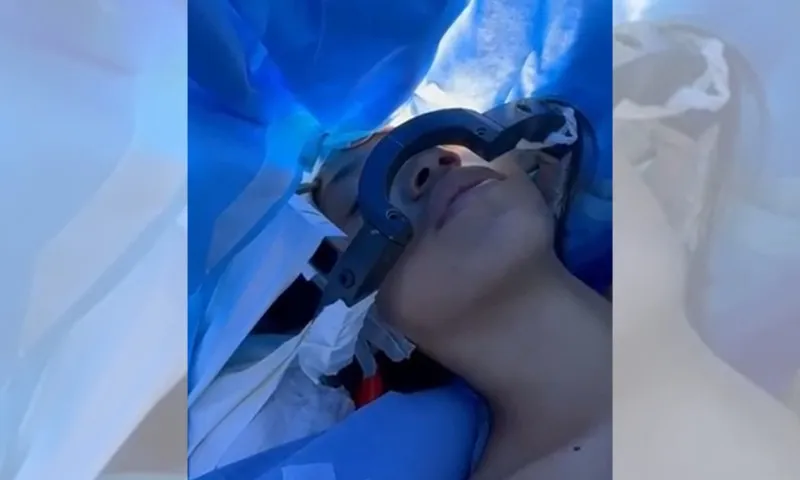 Imagem ilustrativa da imagem VÍDEO | Adolescente canta durante cirurgia cerebral em hospital de Vitória