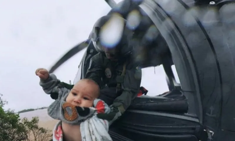 Imagem ilustrativa da imagem VÍDEO | Após chuva no Rio Grande do Sul, Exército resgata bebê de telhado