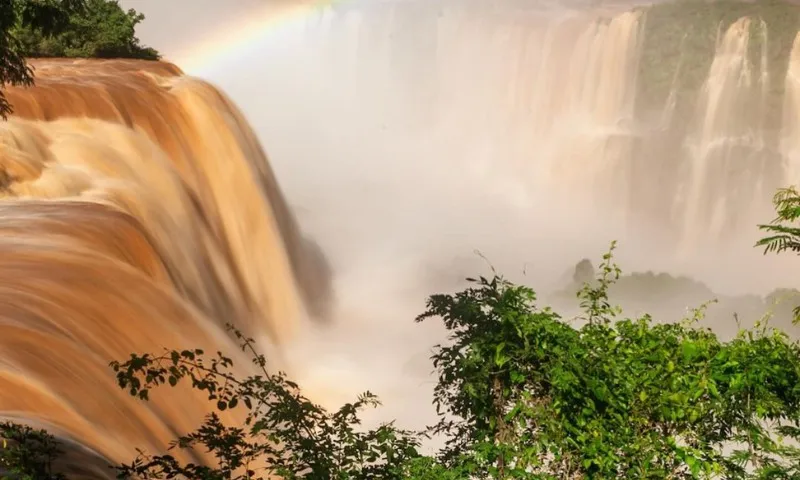 Imagem ilustrativa da imagem VÍDEO | Vazão das cataratas do Iguaçu aumenta e fica até 5 vezes acima da média