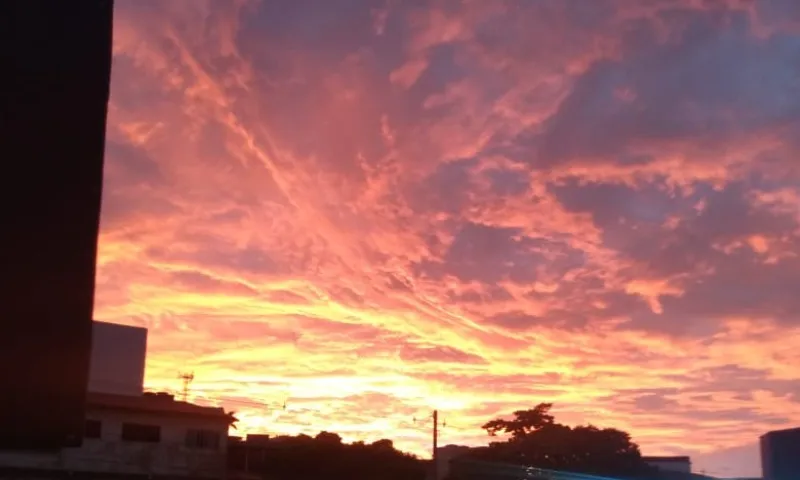 Imagem ilustrativa da imagem VÍDEOS | Capixabas são surpreendidos com céu alaranjado no amanhecer