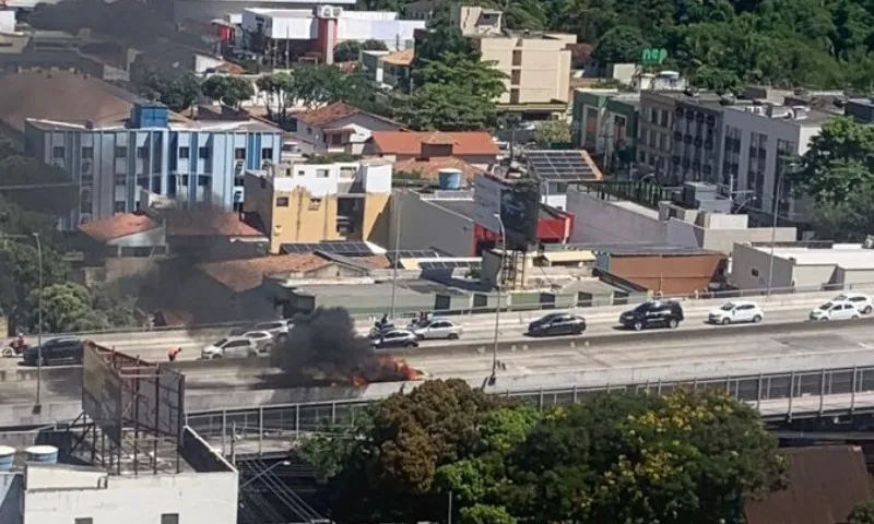 Imagem ilustrativa da imagem VÍDEOS | Carro pega fogo e interdita Terceira Ponte