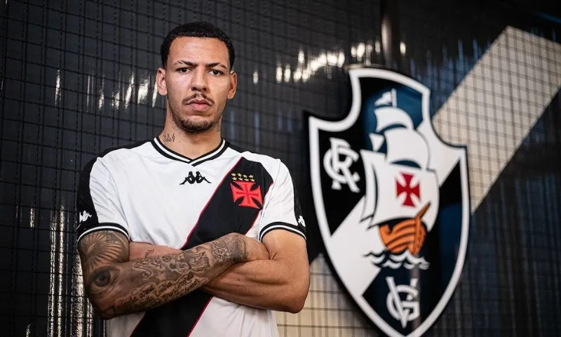 Imagem ilustrativa da imagem Vasco anuncia chegada do atacante Clayton Silva: 'Feliz por vestir essa camisa'