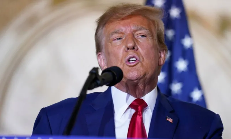Imagem ilustrativa da imagem Trump defende Dez Mandamentos nas escolas e pede para que cristãos votem