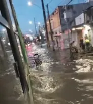 Imagem ilustrativa da imagem Alagamento de ruas mesmo sem chuva. O que diz o prefeito João Campos